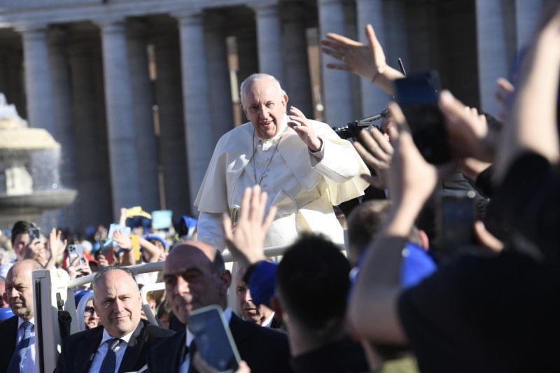 Papa Francesco E L'abbraccio Con I Giovani Pellegrini - Romanews ...